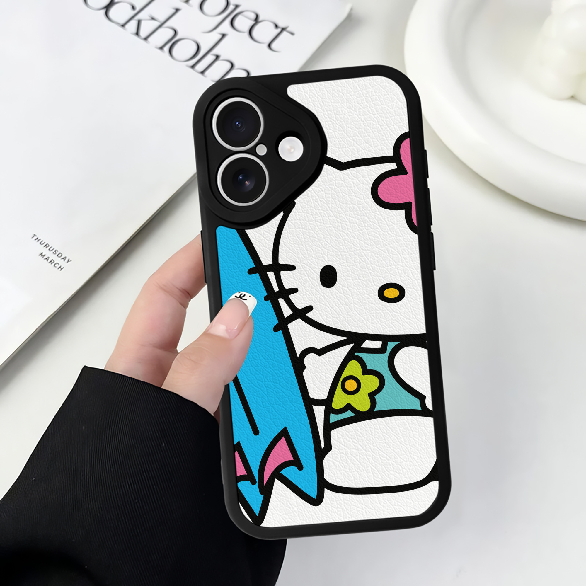 （画像用） Hello Kitty ハローキティ 【iPhone 16シリーズ対応】シリコンスマホケース（レザー調） 材質：シリコン